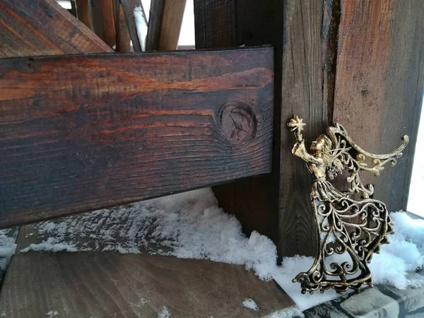 Ángel de Navidad en la terraza en el jardín en invierno . —  Fotos de Stock