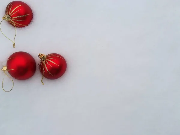Kar arka planında Noel ve Yeni Yıl dekorasyonu, metin için yer