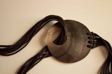 Bağcıklarla süslenmiş inci tılsımın annesine yaklaş. Üst görünüm.