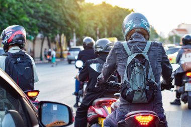Bangkok, Tayland, 30 Ekim 2019 - Bir grup motosikletlinin yolda araba sürüşünün arkası 