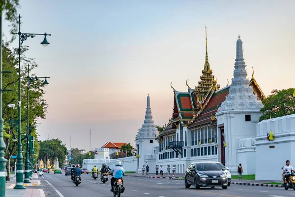 Bangkok, Tayland, 30 Ekim 2019 Grand Palace çevresindeki otomobil ve motosiklet trafiği
