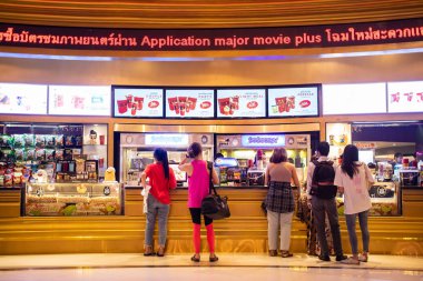 Bangkok, Tayland, 31 Ekim 2019 Sinemaya film izlemeye gitmeden önce patlamış mısır ve içki alan insanlar