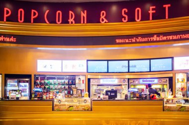 Bangkok, Tayland, 31 Ekim 2019 - Sinema girişinde patlamış mısır ve meşrubat tezgahı
