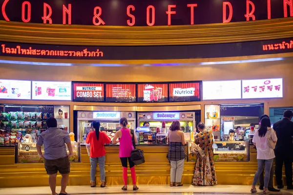 2019年10月31日 泰国曼谷 人们在去电影院看电影前购买爆米花和饮料 — 图库照片