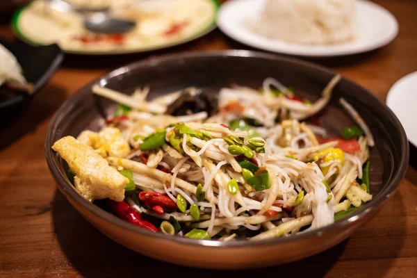 Tayland sokak restoranında bir tabak sıcak ve baharatlı papaya salatası.