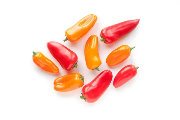 赤ピーマン 黄ピーマンは 白い背景の上分離された新鮮な野菜 — ストック写真