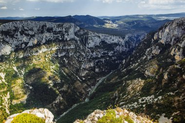 Verdon Boğazı. Dağların arasındaki dağ nehri çok aşağıda..