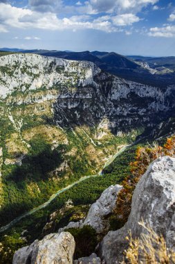 Verdon Boğazı. Dağların arasındaki dağ nehri çok aşağıda..