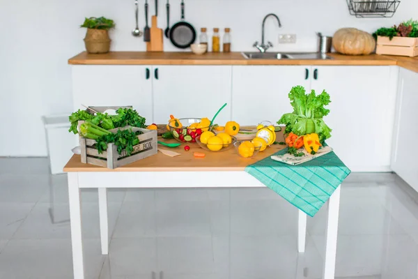 Fehér Modern Konyha Színes Zöldségekkel Asztalon — Stock Fotó