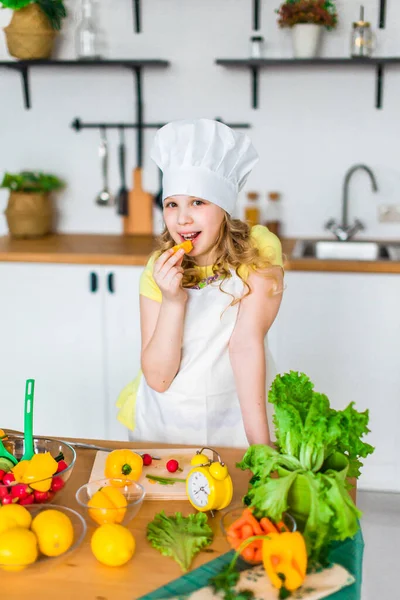 Aranyos Kislány Készül Saláta Színes Zöldségek Fehér Konyhában — Stock Fotó