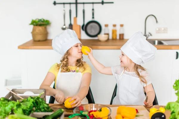 Aranyos Kislány Sárga Citromot Nővérének Vegetáriánus Saláta Főzés Gyermekek Által — Stock Fotó