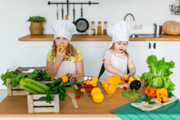 Aranyos Kislány Sárga Citromot Szeletel Asztalon Vegetáriánus Saláta Főzés Gyermekek — Stock Fotó
