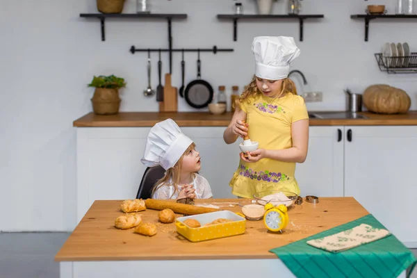 Scena Famiglia Casa Due Sorelline Carine Che Cuociono Felicemente Biscotti — Foto Stock