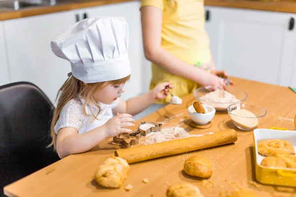 Aranyos Kislány Készít Ízletes Tészta Cookie Zsemle Otthon — Stock Fotó