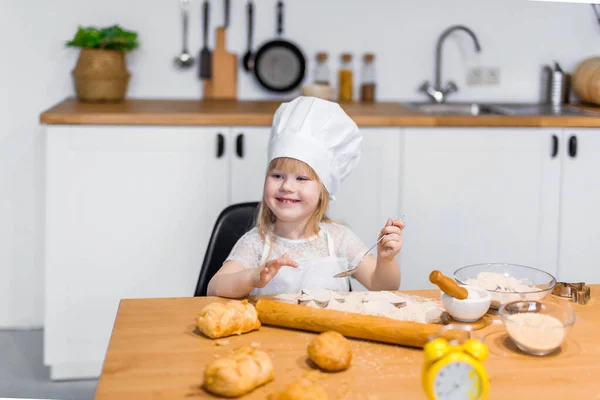 Boldog Mosolygós Kislány Készíts Ízletes Süteményt Sütit Zsemlét Otthon — Stock Fotó