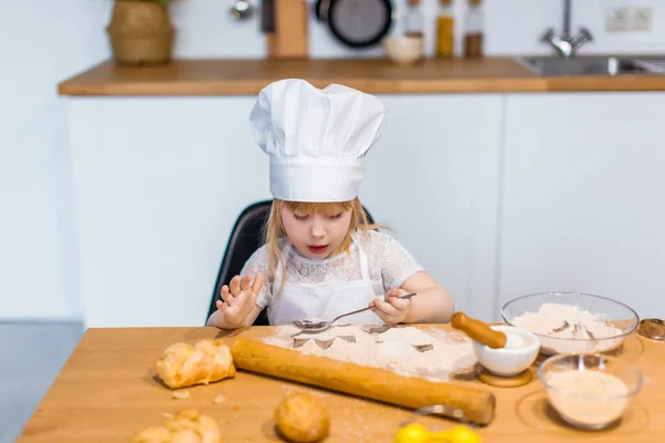 Aranyos Kislány Készít Ízletes Tészta Cookie Zsemle Otthon — Stock Fotó