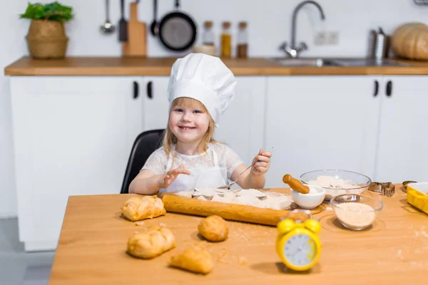 Aranyos Kislány Készít Ízletes Tészta Cookie Zsemle Otthon — Stock Fotó