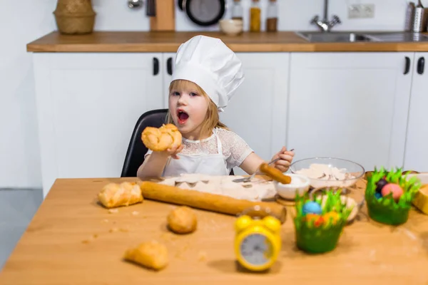 Aranyos Kislány Finom Süteményt Eszik — Stock Fotó
