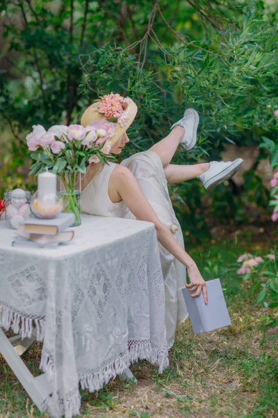 Menina Sorridente Bonita Chapéu Com Flores Vestido Retro Relaxar Jardim — Fotografia de Stock