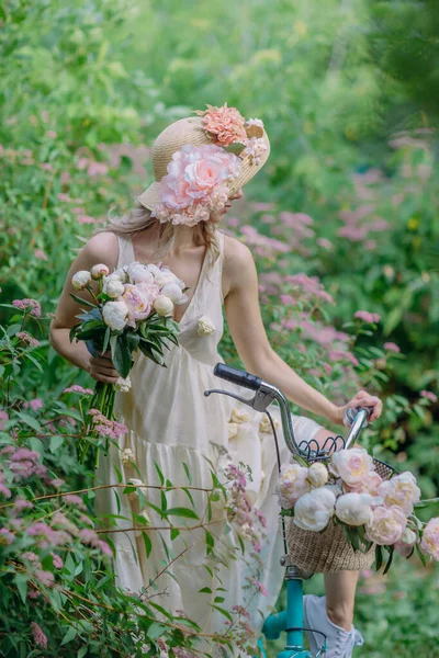 Menina Sorridente Bonita Chapéu Com Flores Vestido Retro Relaxar Jardim — Fotografia de Stock