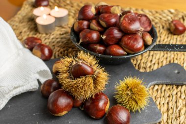 kavrulmuş kestane beyazı, siyah masa taşı.