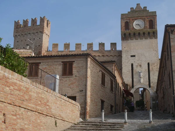 Hoofdingang Van Gradara Gebouwd Onder Klokkentoren — Stockfoto