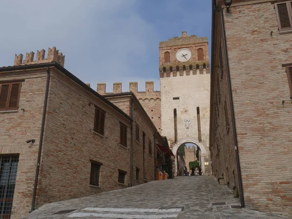 Hoofdingang Van Gradara Gebouwd Onder Klokkentoren — Stockfoto