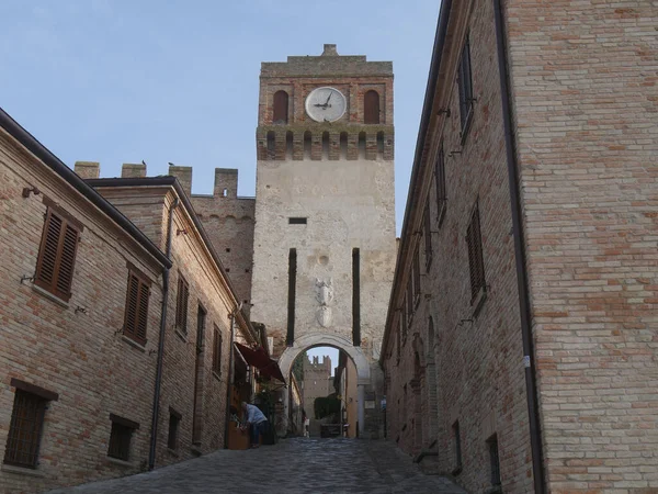 Hoofdingang Van Gradara Gebouwd Onder Klokkentoren — Stockfoto