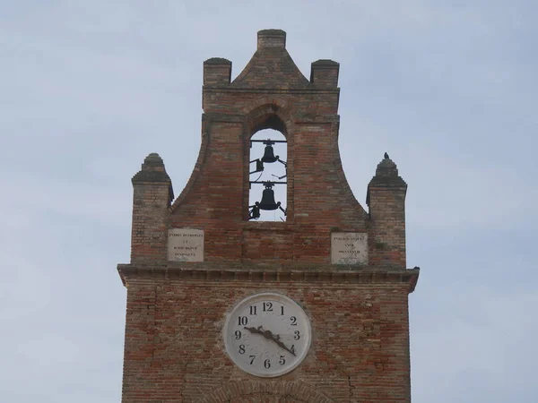 Primer Plano Torre Del Reloj Hecha Ladrillos Rojos Centro Histórico — Foto de Stock