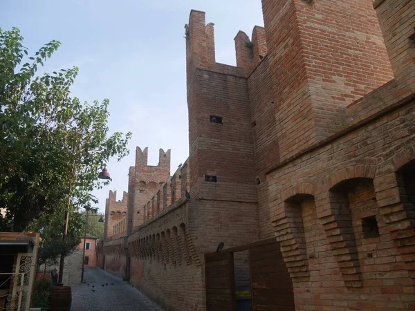 Murallas Interiores Con Torres Cordones Alrededor Del Pueblo Gradara Con —  Fotos de Stock