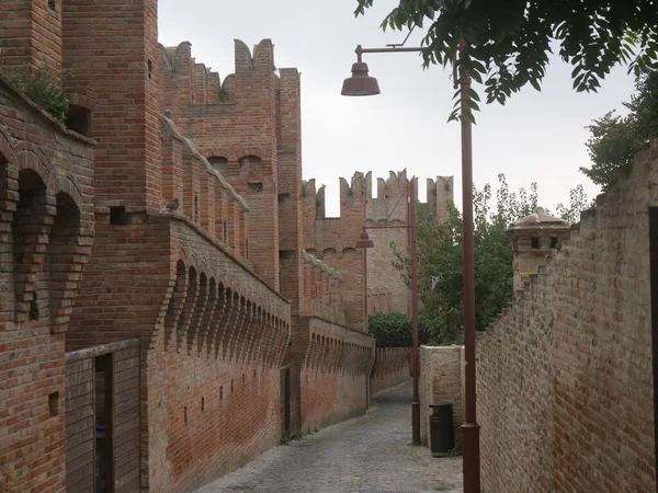 Murallas Interiores Con Torres Cordones Alrededor Del Pueblo Gradara Con —  Fotos de Stock