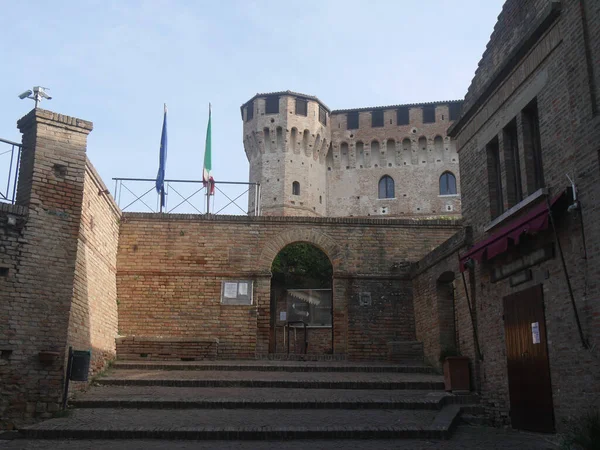 Eingang Der Festung Von Gradara Und Die Fassade Der Kirche — Stockfoto