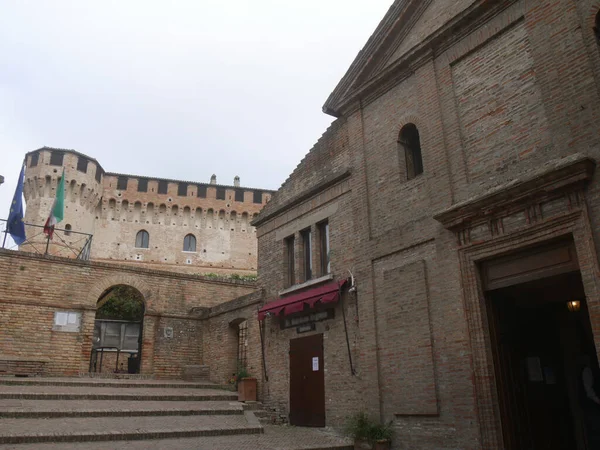 Eingang Der Festung Von Gradara Und Die Fassade Der Kirche — Stockfoto