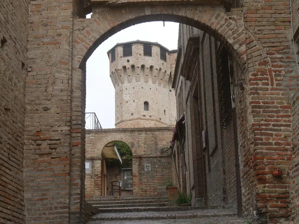 Φρούριο Gradara Μέσα Από Την Αψίδα Της Πύλης Στα Τείχη — Φωτογραφία Αρχείου