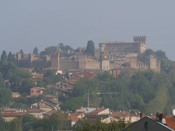 Panorama Aldeia Gradara Com Muros Torres Fortaleza Colina Sobre Telhados — Fotografia de Stock