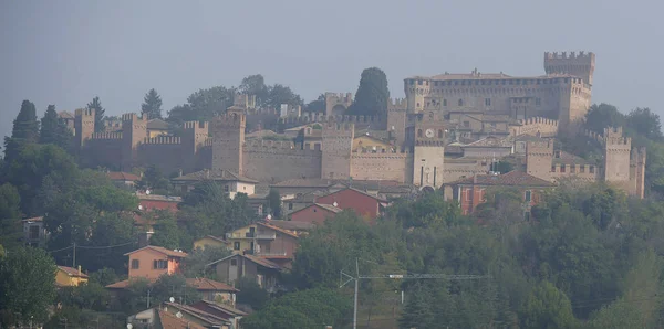 Panorama Aldeia Gradara Com Muros Torres Fortaleza Colina Sobre Telhados — Fotografia de Stock