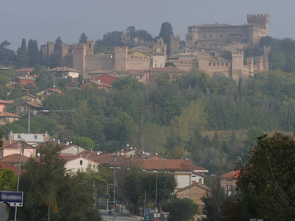 Gradara Köyünün Panoraması Duvarları Kuleleri Evlerin Çatısının Üstündeki Tepedeki Kalesi — Stok fotoğraf