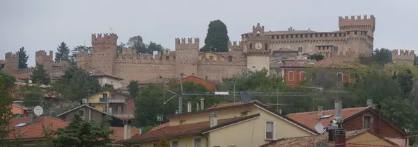 Gradara Köyünün Panoraması Duvarları Kuleleri Evlerin Çatısının Üstündeki Tepedeki Kalesi — Stok fotoğraf