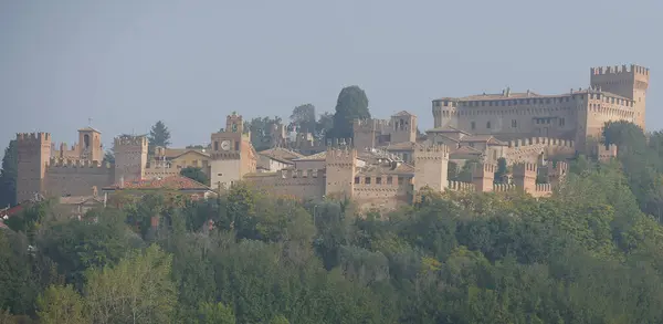 Panorama Aldeia Gradara Com Muralhas Torres Fortaleza Colina Sobre Paisagem — Fotografia de Stock