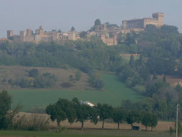 Panorama Aldeia Gradara Com Muralhas Torres Fortaleza Colina Sobre Paisagem — Fotografia de Stock