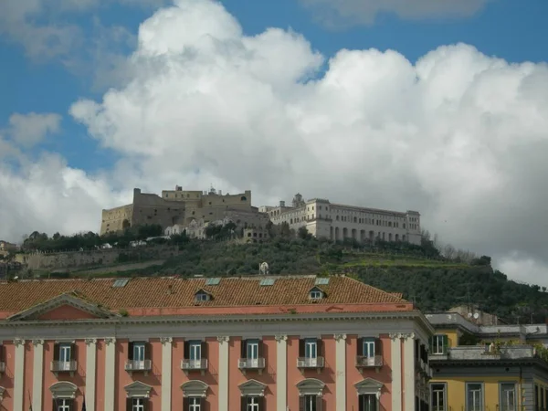 エルモ要塞が見える聖マーティンのナポリ大聖堂は ヴォメロの丘の上にあります — ストック写真
