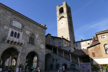 Bergamo - Campanone kulesi ve Palazzo della Ragione cephesi ile şehir merkezinin ana meydanı