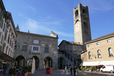 Bergamo - Campanone kulesi ve Palazzo della Ragione cephesi ile şehir merkezinin ana meydanı