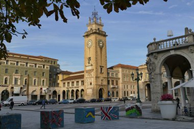 Bergamo - Piazza Matteotti saat kulesi ve dikilitaşlı şehrin ana meydanı