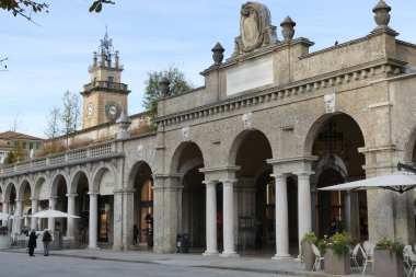 Bergamo, tarihi kafe ve butikleriyle alışveriş caddesi Sentierone.