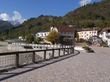 Barcis Gölü - Barcis köyünün göl kenarındaki meydan