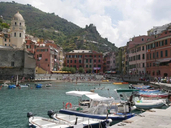 Boote Der Bucht Des Malerischen Dorfes Vernazza Festgemacht — Stockfoto