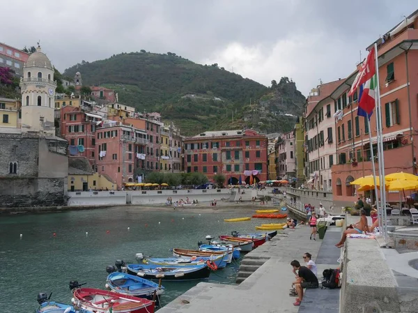 Båtar Förtöjda Bukten Den Pittoreska Byn Vernazza — Stockfoto