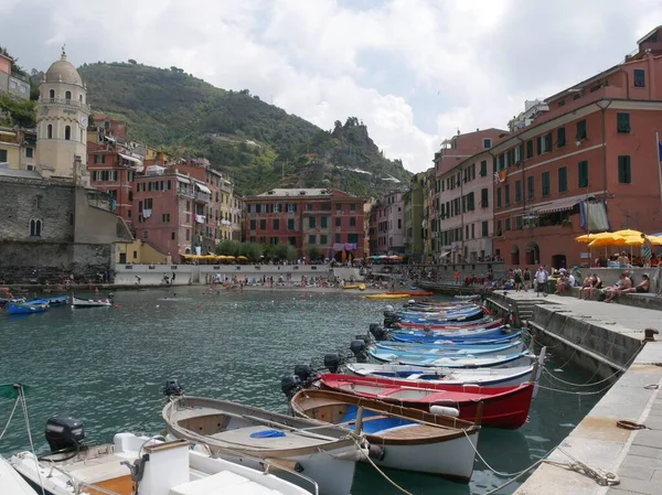 Båtar Förtöjda Bukten Den Pittoreska Byn Vernazza — Stockfoto