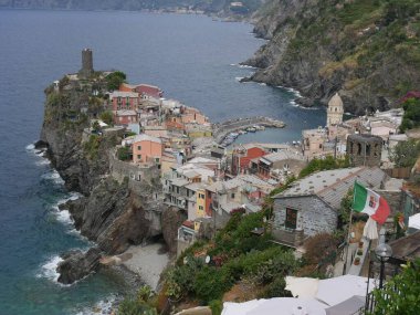 Vernazza 'nın resimli köyünün panoraması. Arka planda deniz olan kalenin arkasında.